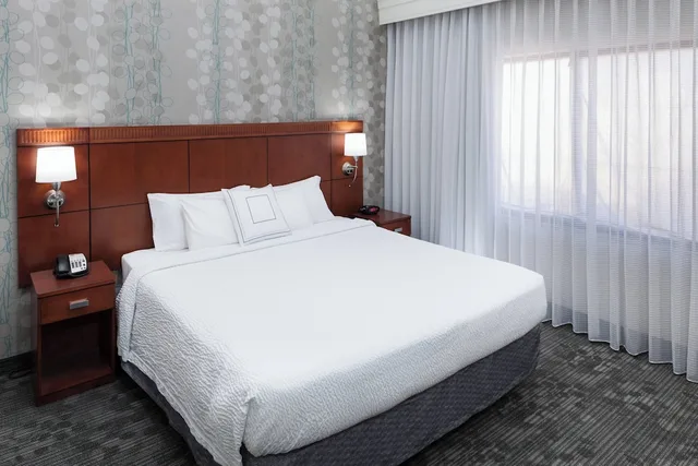 غرفة بسرير كينج بإطلالة على المسبح مع أريكة، Courtyard by Marriott Birmingham Trussville 1/3