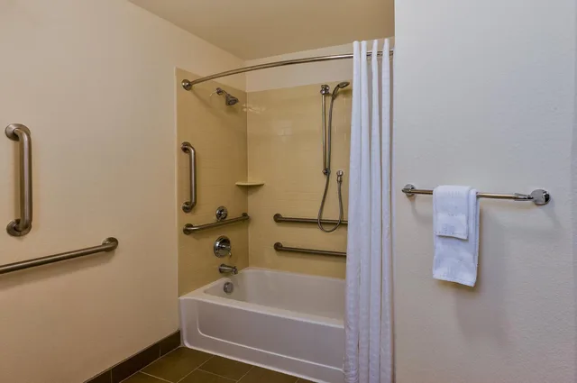 غرفة بسرير كوين لذوي الإعاقة، Candlewood Suites TUCSON 2/2