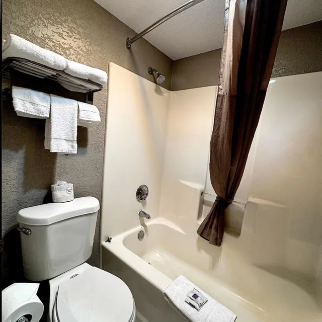 غرفة بسرير كوين بجاكوزي، Motel6 Eau Claire, WI 7/9
