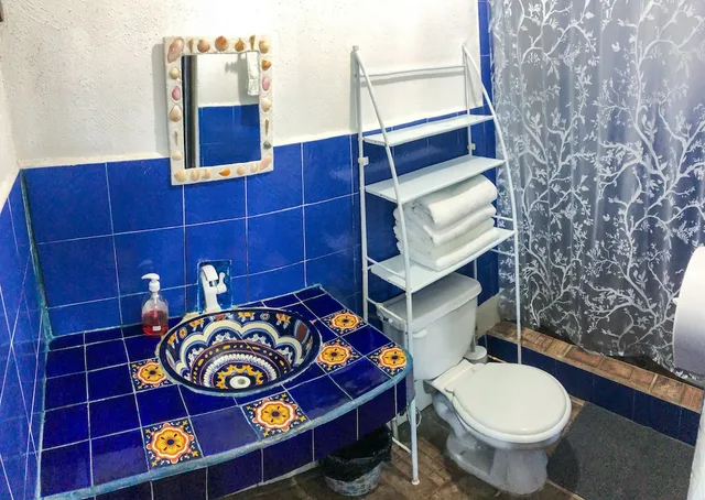 غرفة رباعية بسرير مزدوج وسريرين منفصلين بإطلالة على البحر، Marbella Eco Lodge 8/9