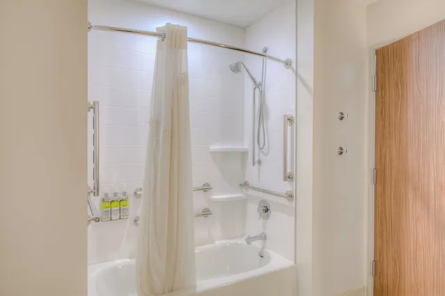 غرفة قياسية بسريرين كوين لذوي الإعاقة، Holiday Inn Express & Suites Remington 2/2