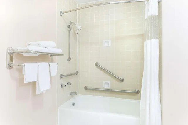غرفة بسريرين مزدوجين بحوض استحمام لذوي الإعاقة، Baymont By Wyndham Port Arthur 5/9