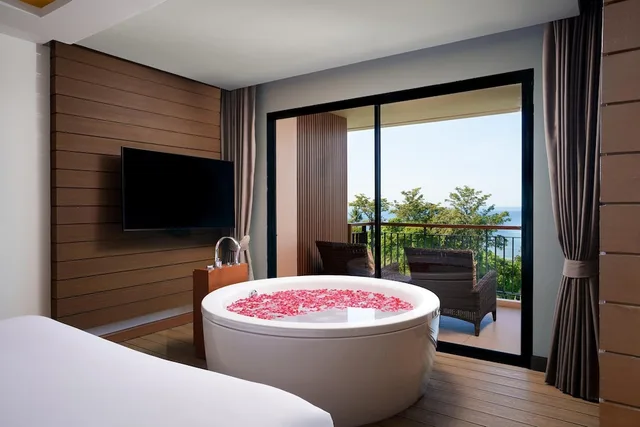 جناح عائلي بسرير كينج بإطلالة على البحر بشرفة، Novotel Phuket Kata Avista Resort And Spa 18/20