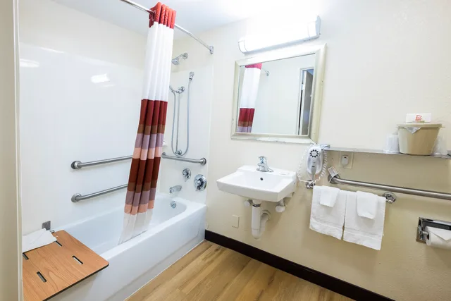 غرفة ديلوكس بسرير كينج لذوي الإعاقة، Red Roof Inn Detroit - Warren 6/6