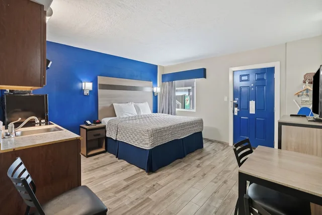 Standard, King Bed, Kitchenette, Accessible, Blue Wave Inn 6/10