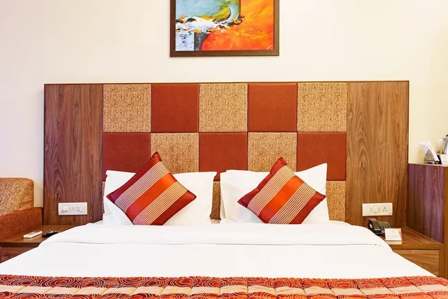 1 Bedroom, Royal, Duplex, King Bed, Valley View, Balcony، Valley View Beacon Resort, Mahabaleshwar 4/5