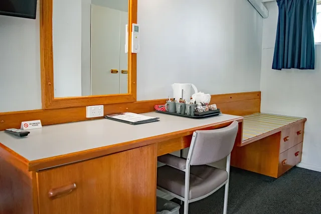 1 Bedroom, Suite, Queen Bed, REST POINT MOTOR INN 4/6