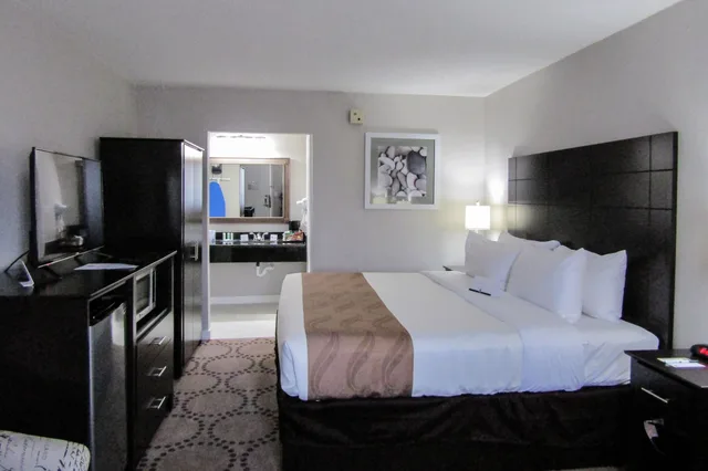 غرفة بسرير كينج بإطلالة على البحيرة، Quality Inn & Suites Kissimmee near Main Gate 7/10