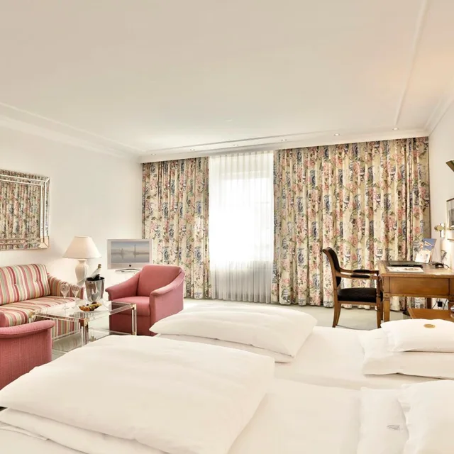 غرفة بسرير مزدوج بإطلالة على البحيرة، Bayerischer Hof 3/5
