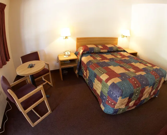 غرفة قياسية بسرير كوين للمدخنين، EZ 8 Motel Old Town 1/5