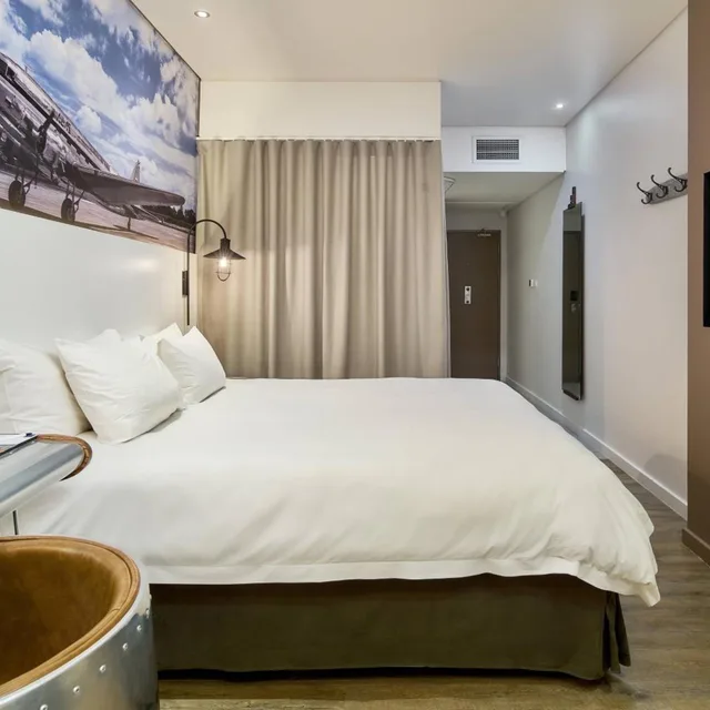 غرفة كبيرة بسرير كينج، Protea Hotel By Marriott O R Tambo Airport 4/8