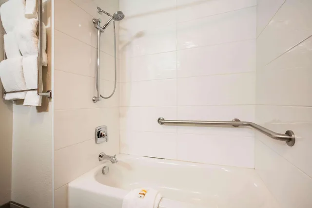 غرفة ديلوكس بسرير كوين لذوي الإعاقة، La Quinta Inn & Suites by Wyndham Grants Pass 3/3