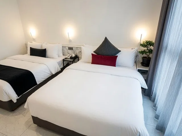 جناح ملكي بسريرين كوين مع أريكة بحوض استحمام، Hotel The May Jongno 5/10