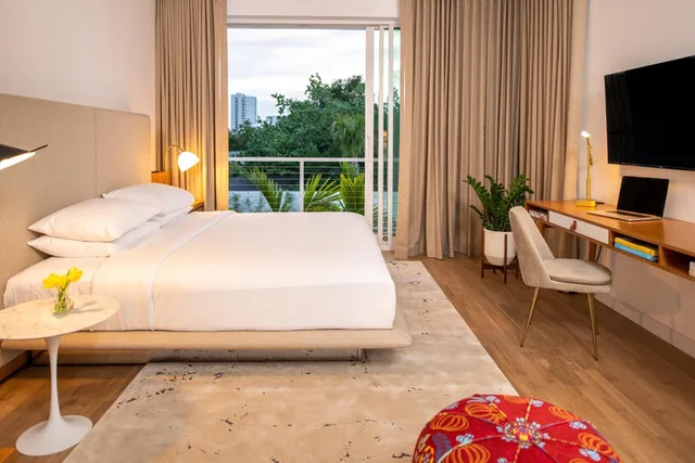غرفة بسرير كينج بشرفة، The Sarasota Modern, a Tribute Portfolio Hotel 4/7
