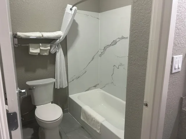 Room, 2 Double Beds, Super 8 by Wyndham Houston/Brookhollow NW 6/8
