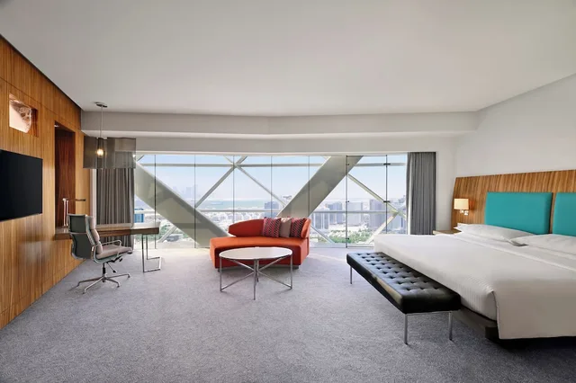 غرفة بسرير كينج بإطلالة، Andaz Capital Gate, Abu Dhabi, by Hyatt 3/8
