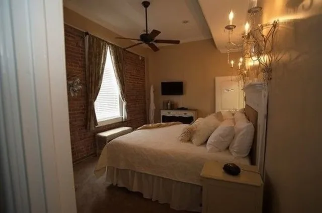 Alexis, Standard, King Bed، Hamilton House Inn 1/2