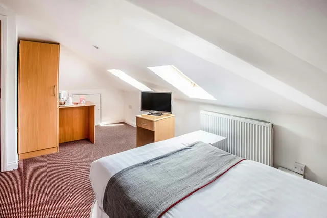 غرفة قياسية بسريرين منفصلين، London Guest House by OYO - Acton 7/10