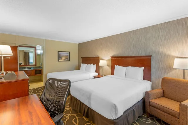 غرفة قياسية بسريرين كوين بإطلالة على الفناء، Best Western Plus Burley Inn & Convention Center 6/10