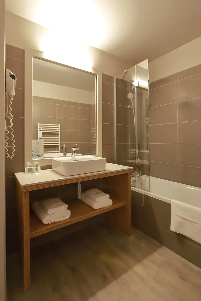غرفة ثلاثية بسرير كينج وسرير فردي، Antares Honfleur 5/5