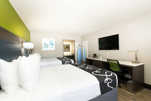 غرفة قياسية بسريرين كوين، Surestay Plus Hotel By Best Western Point Richmond 4/10