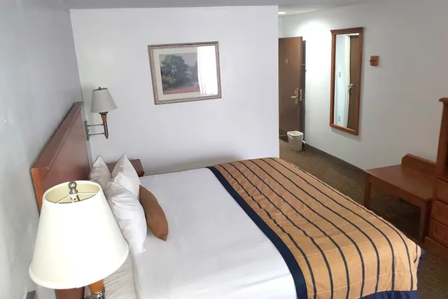 غرفة بسرير كينج لذوي الإعاقة، Coratel Inn & Suites by Jasper New Braunfels IH-35 EXT 189 4/9