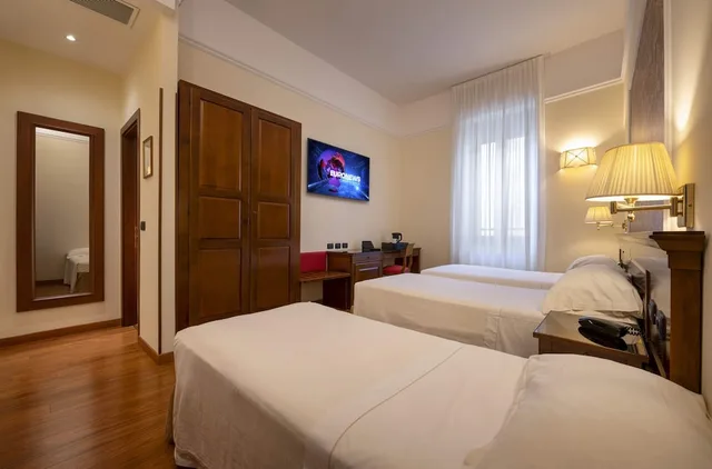 غرفة ثلاثية بسرير كوين وسرير فردي، Lancaster Hotel 1/10