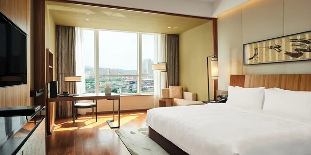 غرفة بريميوم بسرير كينج مع دخول صالة النادي مع دخول الصالة، Hualuxe Ningbo Harbor City 2/4