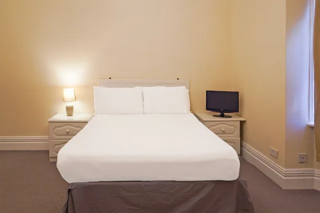 Deluxe Double Room, OYO Langford Hotel, Brighton & Hove 2/4