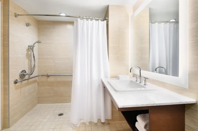 غرفة بسرير كينج في طابق منخفض، The Westin Wall Centre Vancouver Airport 5/7
