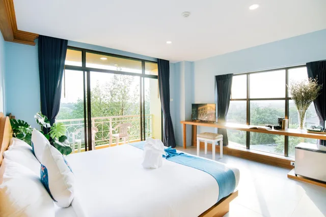 Premier Pool Town View، ROYAL PINEAPPLE HOTEL a welcome to wealth and good fortune 4/7