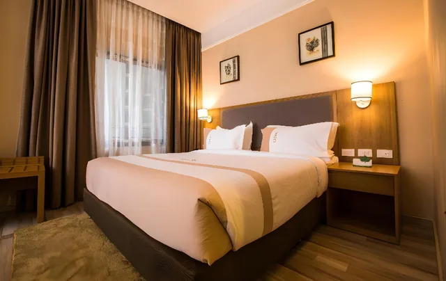 غرفة بسريرين مزدوجين وسرير كينج، Mado Hotel 1/2