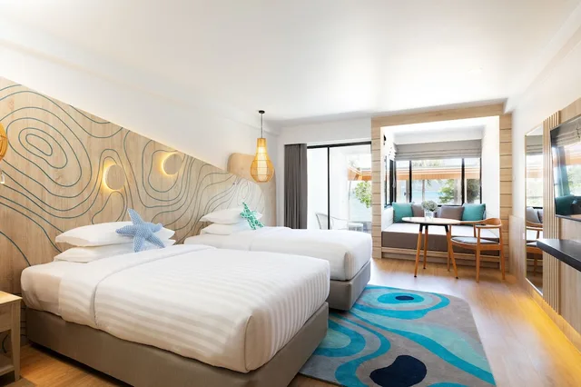 غرفة ديلوكس بإطلالة على البحر بشرفة، Liv Hotel Phuket Patong Beachfront 2/5