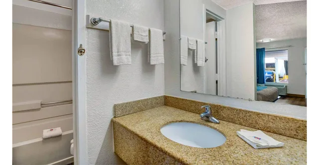 غرفة بسرير كينج لذوي الإعاقة، Motel6 Atlanta GA 9/9