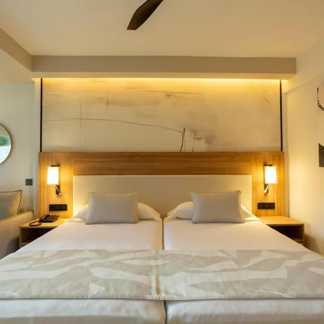 Room, Double Bed, Lateral Side Sea View, Balcony، Riu Palace Nautilus - Adults Only 2/5