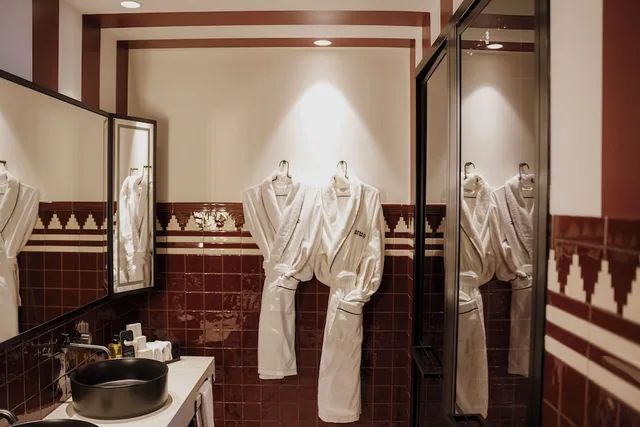 Room, King Bed, Street View، Thompson Seville, by Hyatt 4/5