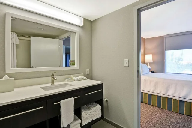 جناح بسرير كوين بغرفة نوم واحدة مع أريكة، Home2 Suites By Hilton Miramar Ft Lauderdale 4/7