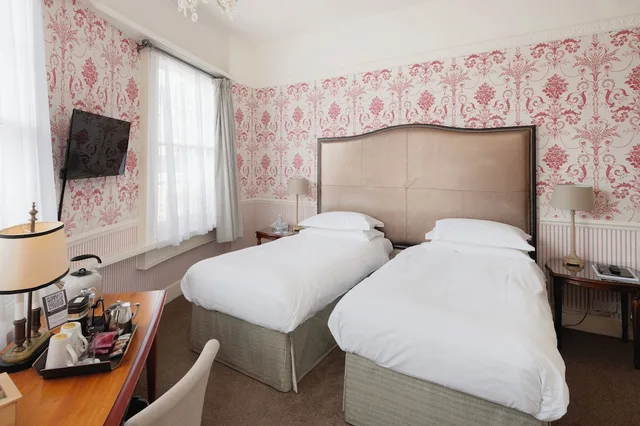 غرفة سوبيريور بسرير كينج، The Royal Hotel 5/6