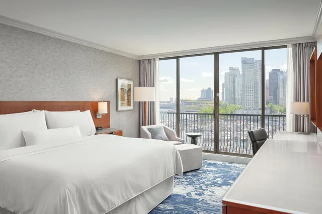 غرفة بريميوم بسرير كينج بإطلالة على المرسى، Westin Bayshore 1/3