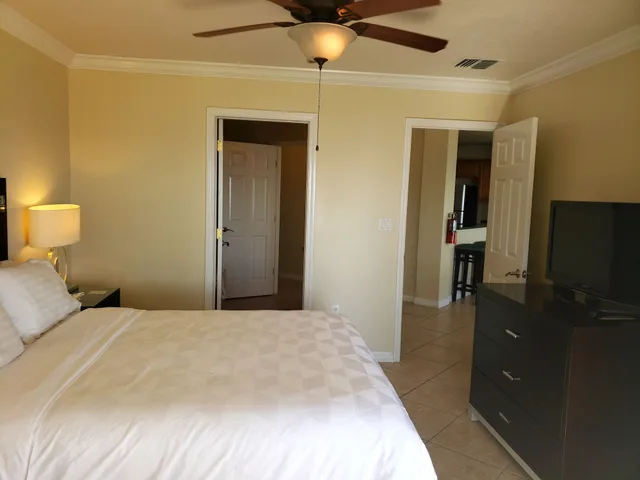 2 Bedrooms, Suite, King and Queen Bed, Ocean Front، Holiday Inn Resort Grand Cayman, an IHG Hotel 2/10