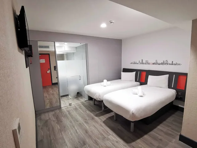 غرفة قياسية بسريرين منفصلين، easyHotel Leeds City Centre 4/10
