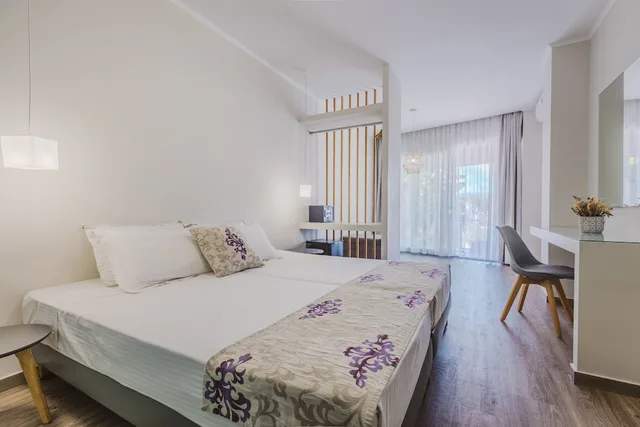 جناح استوديو ديلوكس بثلاثة أسرّة بإطلالة على المسبح بشرفة، Sunrise Zante - Adults Only Hotel 2/10