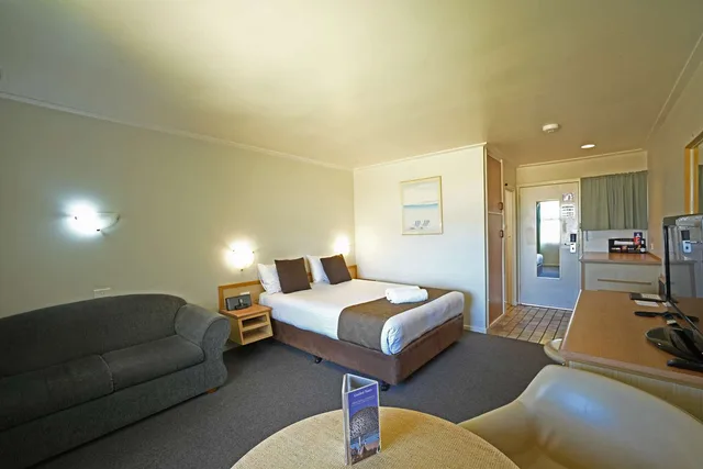 Quality, Deluxe, 1 Queen and 1 Single Bed، Hospitality Inn Geraldton SureStay Collection by Best Western 1/5