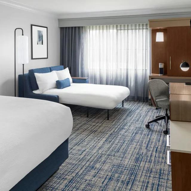 غرفة كبيرة بسرير كينج مع أريكة، Courtyard By Marriott Palo Alto Los Altos 3/10