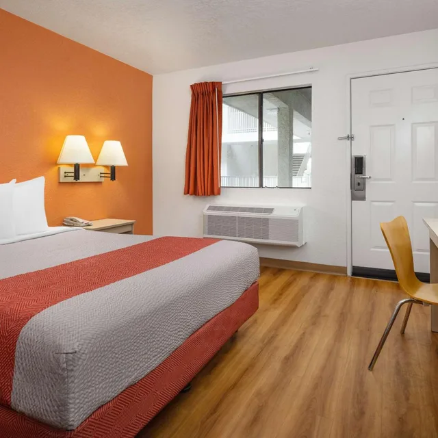 غرفة بسرير كوين لذوي الإعاقة، Motel6 Buena Park, CA - Knotts Berry Farm - Disneyland 1/7