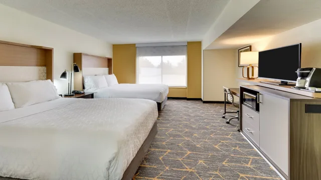 Room, 2 Queen Beds, Golf Course View, Accessible، Holiday Inn Staunton Conference Center 2/4