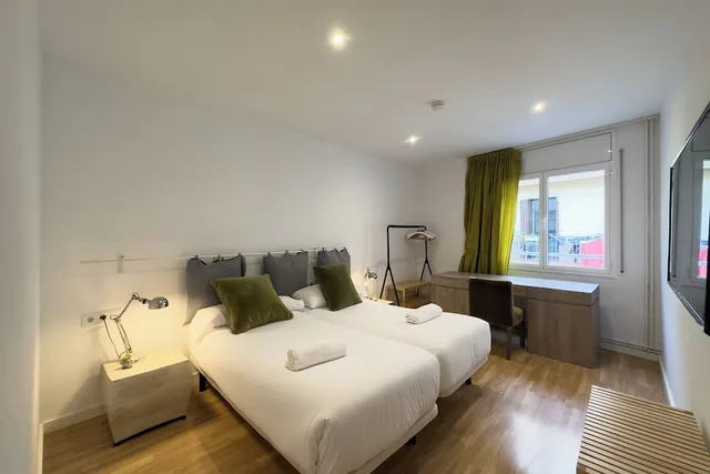 3 Bedrooms, Apartment, 1 Double and 4 Single Beds, 2 Bathrooms، Animapartments Sants 2/10