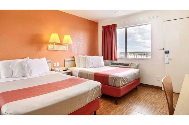 2 Full Beds، Motel6 Fort Stockton, TX 1/9