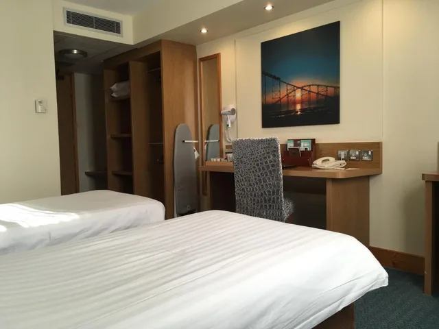 غرفة بسريرين منفصلين بإطلالة جزئية على البحر، The Big Blue Hotel 1/9