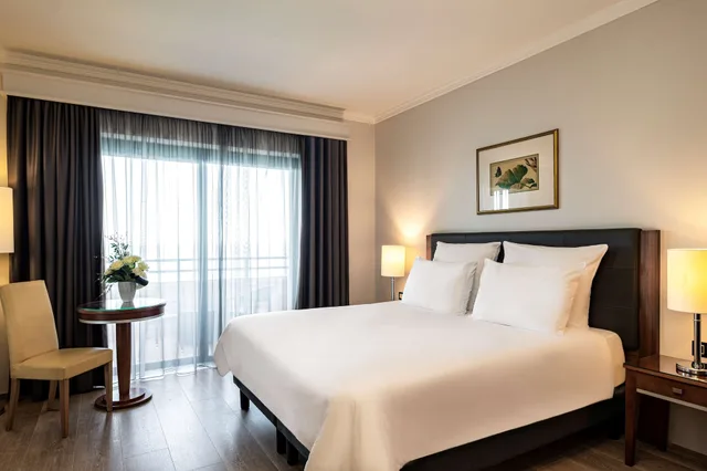 Junior Suite, King Bed, Sea View, Radisson Blu Resort Malta St Julians 2/4
